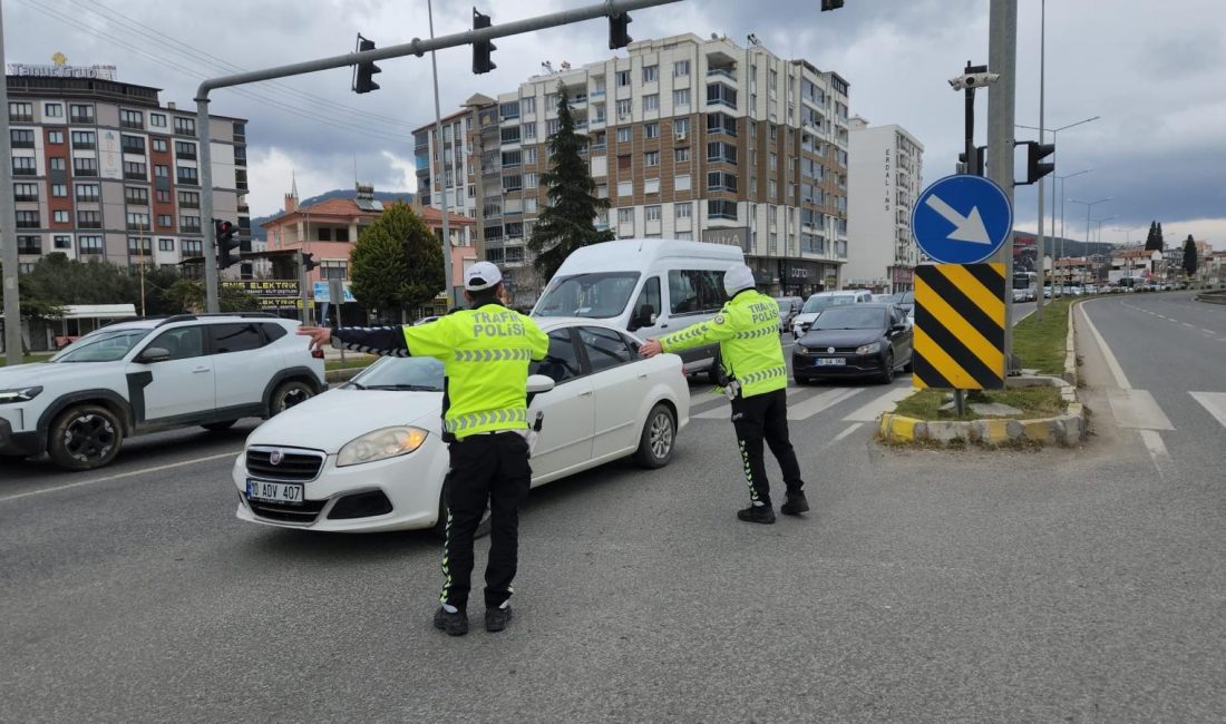 Balıkesir’de arife günü trafik yoğunluğu Kuzey Ege’de özellikle Balıkesir’in Edremit, Burhaniye ve Ayvalık ilçelerinde arife