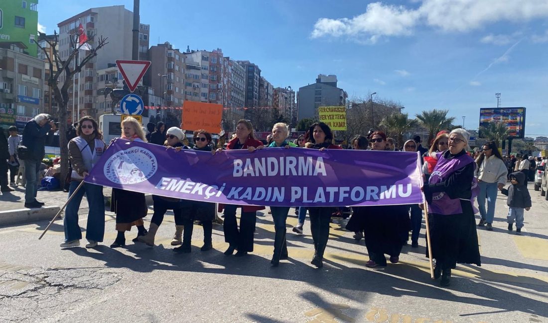 Bandırma’da kadınlar 8 Mart Dünya Emekçi Kadınlar Günü’nü kutlayarak halay