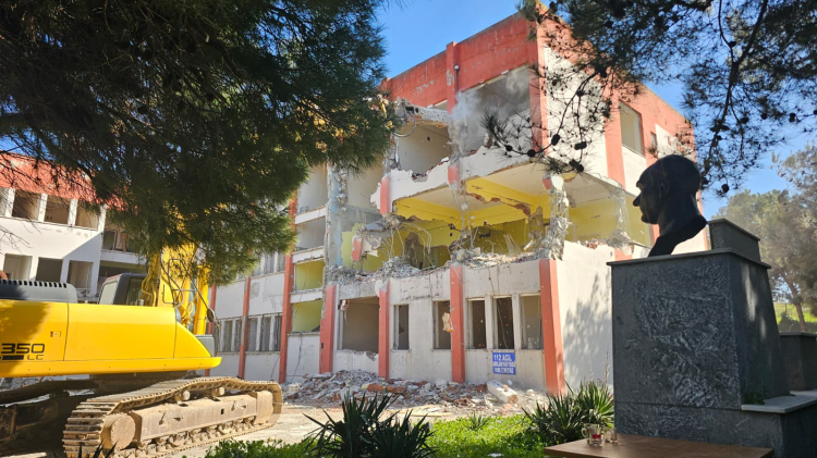Bandırma Eski SGK Hastanesi Yıkım Sürecinde Bandırma’da uzun yıllar sağlık hizmeti veren eski SGK Hastanesi binası,