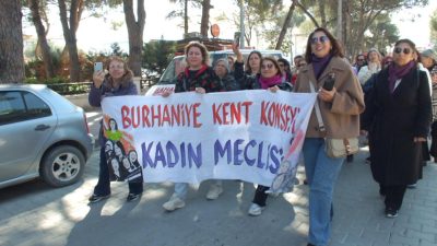 Dünya Emekçi Kadınlar Günü kutlaması renkli görüntülere sahne oldu. Kütüphane