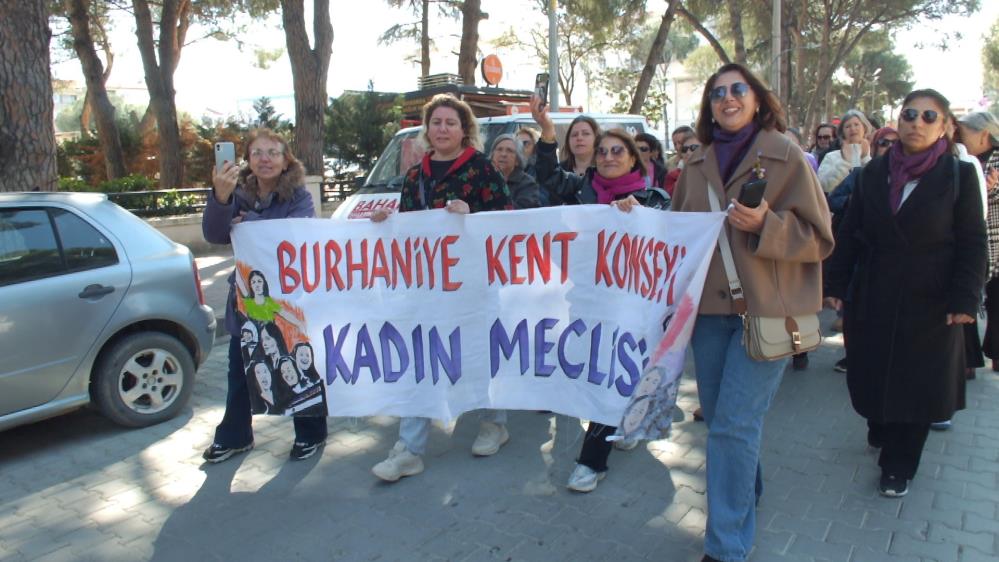 Dünya Emekçi Kadınlar Günü kutlaması renkli görüntülere sahne oldu. Kütüphane