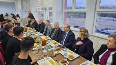 Susurluk Anadolu Lisesi öğrenci pansiyonunda düzenlenen iftar programında ilçe protokolü,