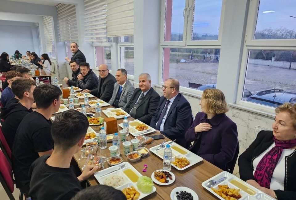 Kaymakam Gülen öğrencilerle iftar sofrasında buluştu Susurluk Anadolu Lisesi öğrenci pansiyonunda düzenlenen iftar programında ilçe protokolü,