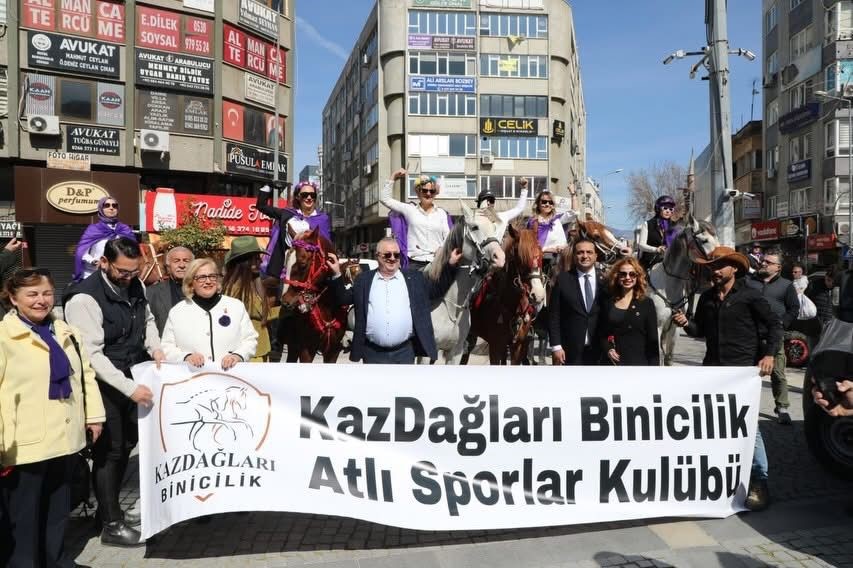 Edremit’te Kadınlar Günü’nde atlı kortej 8 Mart Dünya Kadınlar Günü kapsamında dikkat çekici bir etkinlik
