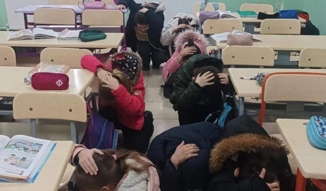 Bandırma Aksakal İlkokulu’nda deprem tatbikatı Bandırma Aksakal İlkokulu’nda gerçekleştirilen deprem tatbikatında öğrenciler, afet anında uygulanması