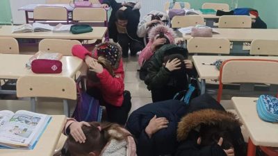Bandırma Aksakal İlkokulu’nda gerçekleştirilen deprem tatbikatında öğrenciler, afet anında uygulanması