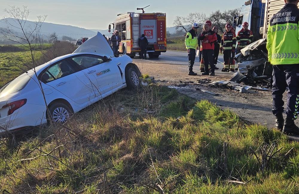Balıkesir’de trafik kazası: 1 ölü, 2 yaralı Balıkesir’de meydana gelen trafik kazasında 1 kişi hayatını kaybetti, 2