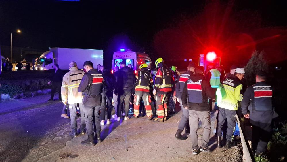 Kontrolden çıkan otomobil şarampole uçtu: 1 ölü, 5 yaralı Balıkesir’de kontrolden çıkan otomobilin şarampole uçması sonucu meydana gelen trafik