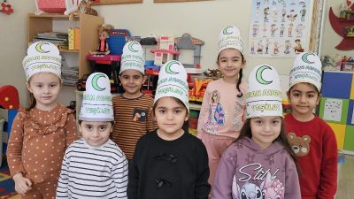 Bandırma Aksakal İlkokulu’nda Yeşilay Haftası kapsamında düzenlenen etkinliklerde öğrenciler resim,