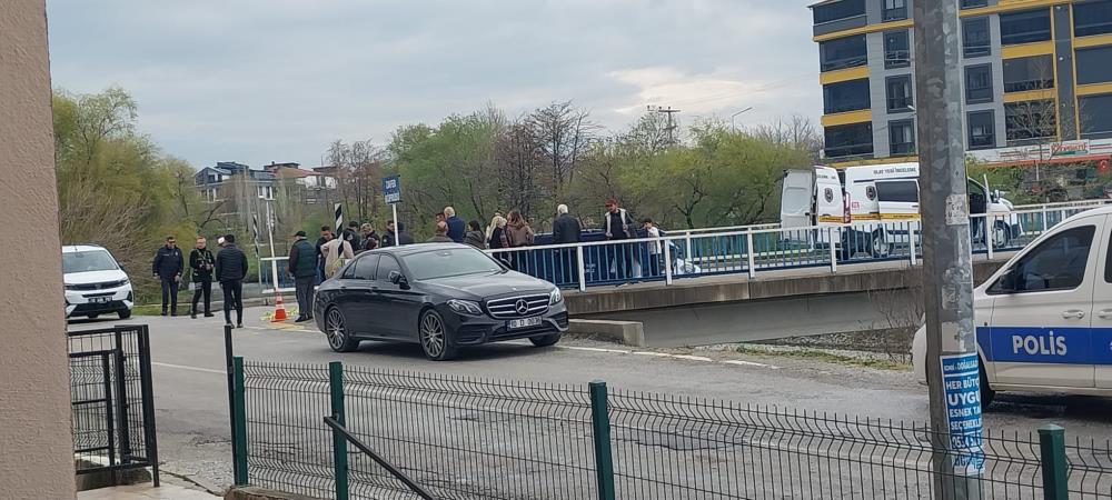 Motosiklet sürücüsü kalp krizi geçirerek hayatını kaybetti Edremit’te motosiklet sürücüsü, seyir halindeyken geçirdiği kalp krizi sonucu motosikletten