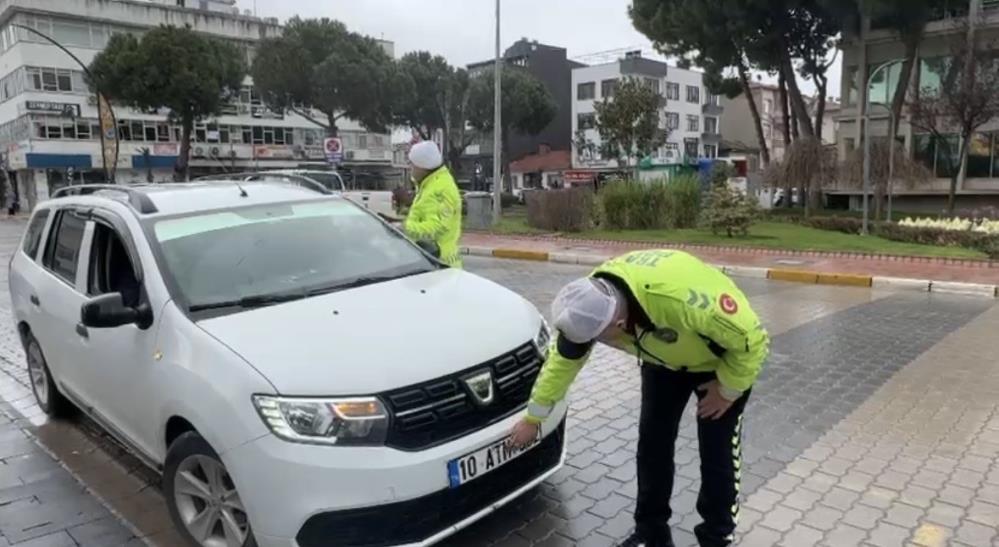 Gönen’de trafik denetimleri sürdürülüyor Gönende trafik güvenliğinin sağlanması amacıyla ekipler tarafından gerçekleştirilen denetimler çerçevesinde