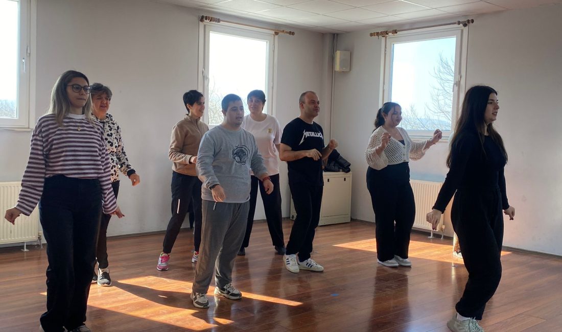 Bandırma Engelime Renk Ver Derneği ve üniversite iş birliğiyle sosyal sorumluluk projesi başladı Bandırma Onyedi Eylül Üniversitesi Sosyal Hizmetler Bölümü öğrencileri, engelli bireylerle
