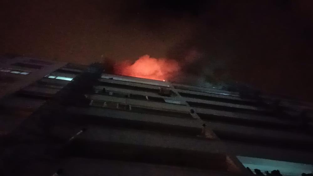  Edremit’te bir apartman dairesinde çıkan yangın, itfaiyenin hızlı müdahalesiyle kontrol