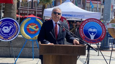 Bandırma’da 23 Nisan kapsamında düzenlenen alternatif çelenk töreninde milli egemenlik,