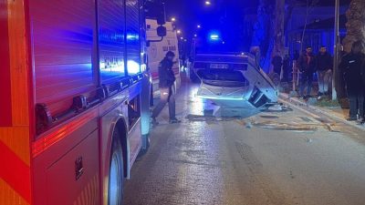 Sındırgı ilçesinde kontrolden çıkarak takla atan otomobilde bulunan 2 kişi