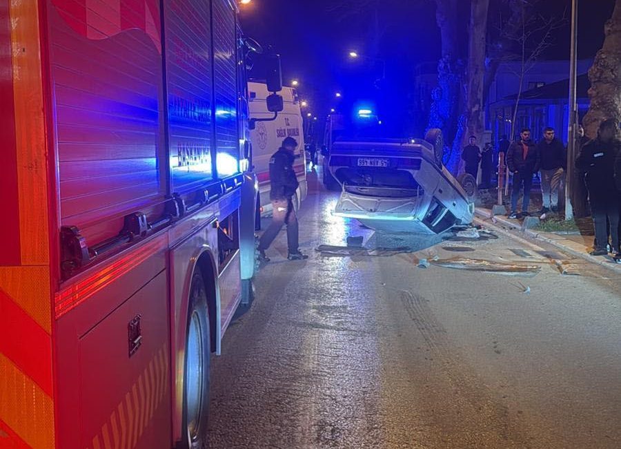 Balıkesir’de takla atan otomobildeki 2 kişi yaralandı Sındırgı ilçesinde kontrolden çıkarak takla atan otomobilde bulunan 2 kişi