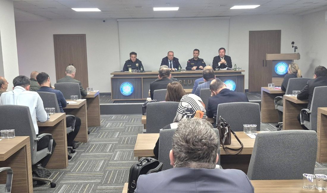 Susurluk’ta eğitim güvenliği masaya yatırıldı Okul müdürlerinin katılımıyla gerçekleştirilen toplantıda eğitim kalitesinin artırılmasına yönelik çalışmalar