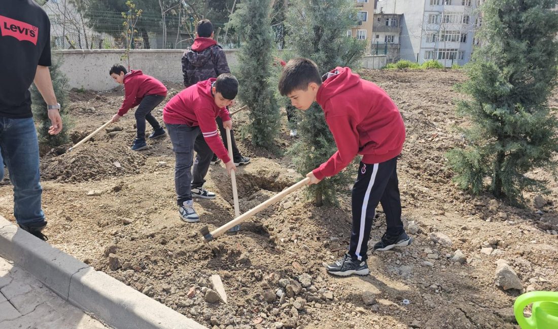 Ortaokul öğrencileri, öğretmenler ve veliler fidan dikim etkinliğinde bir araya