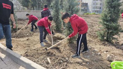 Ortaokul öğrencileri, öğretmenler ve veliler fidan dikim etkinliğinde bir araya