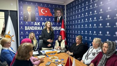 AK Parti Balıkesir İl Kadın Kolları Başkanı Münevver Gözhan ve