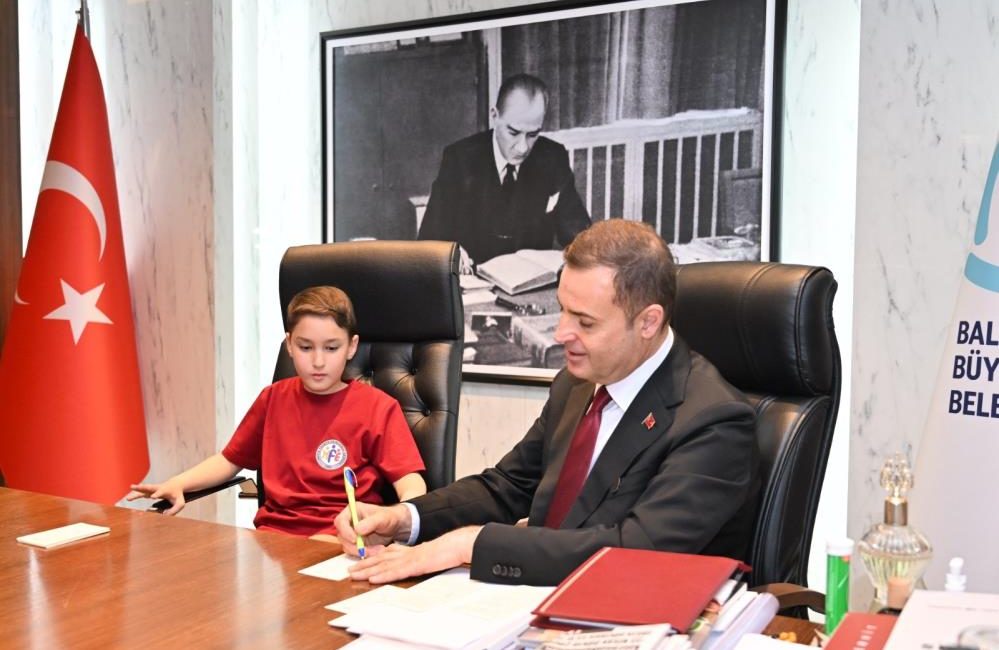 Başkan Akın, makamını çocuklara devretti Balıkesir Büyükşehir Belediye Başkanı Ahmet Akın, 23 Nisan Ulusal Egemenlik
