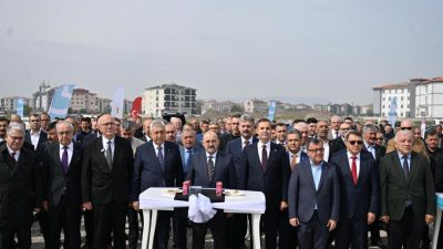 Balıkesir Büyükşehir Belediye Başkanı Ahmet Akın, BESOB’un yeni hizmet binasının