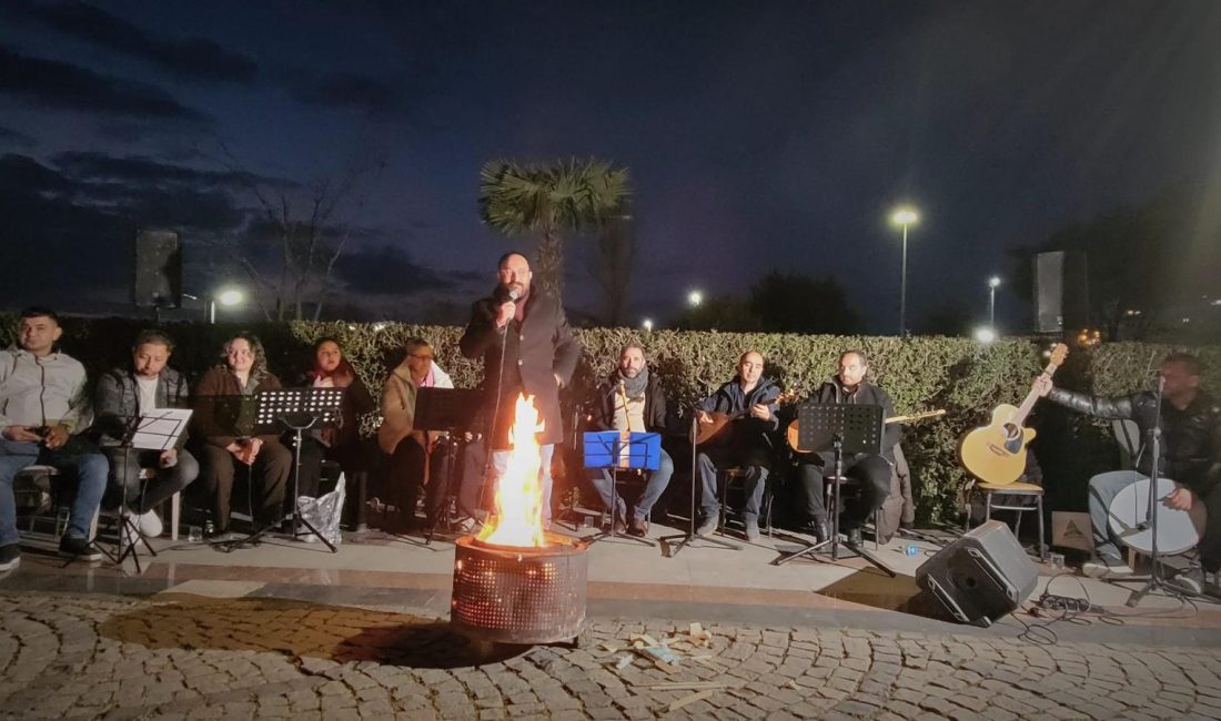 Bandırma’da Aşık Veysel Türkülerle Anıldı Bandırma Eski İskele’de düzenlenen programda Aşık Veysel türküleri seslendirildi. Bandırma’da