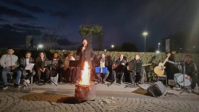 Bandırma Eski İskele’de düzenlenen programda Aşık Veysel türküleri seslendirildi. Bandırma’da