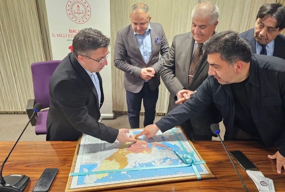 Türk Dünyasında Dil Birliği Balıkesir’de konuşuldu Balıkesir Öğretmen Akademileri bünyesinde faaliyetlerini sürdüren Türk Dünyası Akademisi, çok