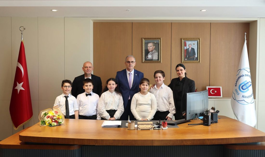 Miniklerden Rektör Boz’a 23 Nisan ziyareti Bandırma Doğa Koleji öğrencileri, 23 Nisan kapsamında Rektör Prof. Dr.