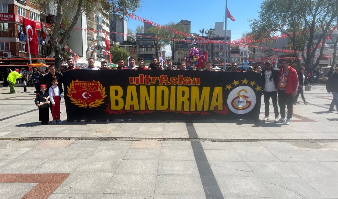 Bandırma Cumhuriyet Meydanı’nda 23 Nisan etkinliklerine katılan ultrAslan Bandırma, yüz