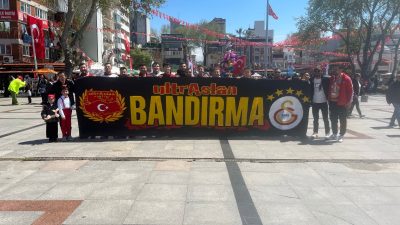 Bandırma Cumhuriyet Meydanı’nda 23 Nisan etkinliklerine katılan ultrAslan Bandırma, yüz