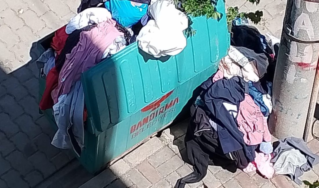 Cumartesi kurulan bit pazarının ardından çöp toplanmaması mahalle sakinlerinin tepkisine