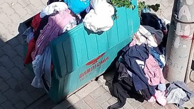 Cumartesi kurulan bit pazarının ardından çöp toplanmaması mahalle sakinlerinin tepkisine