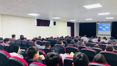 Bandırma’da lise öğrencilerine yönelik düzenlenen deprem farkındalık seminerinde, afetlere karşı