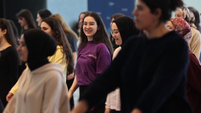 BANÜ’de düzenlenen etkinlikte katılımcılar, uzman eşliğinde gerçekleştirilen uygulamalarla egzersizi deneyimledi,