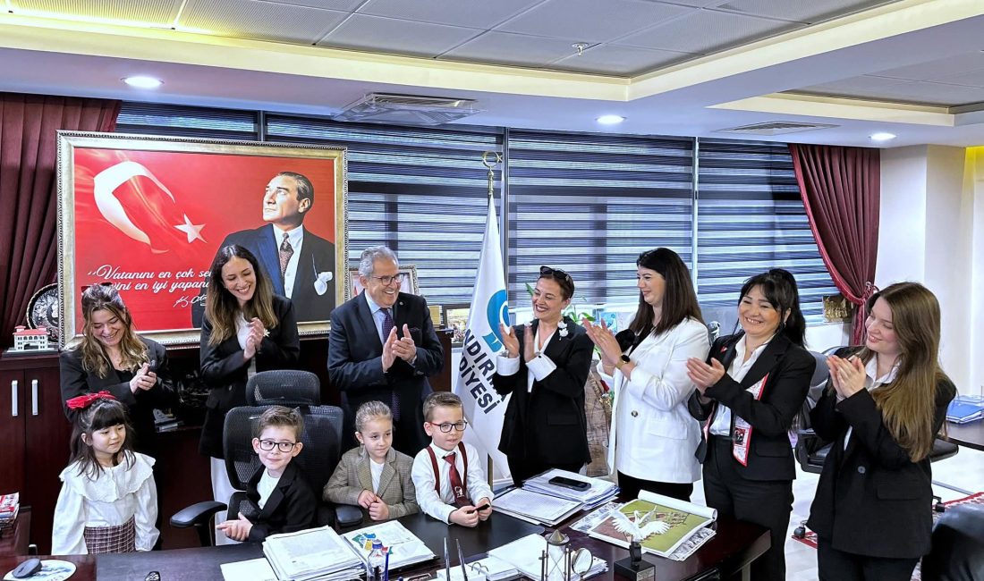 23 Nisan kapsamında Bandırma Belediyesi’nde başkanlık koltuğu temsili olarak öğrencilere