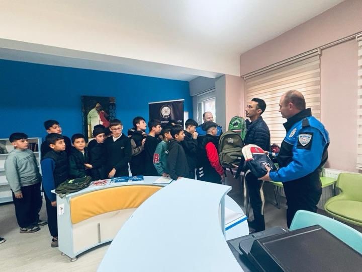 Dursunbey’de eğitim gören 50 öğrenciye Toplum Destekli polis ekipleri ve