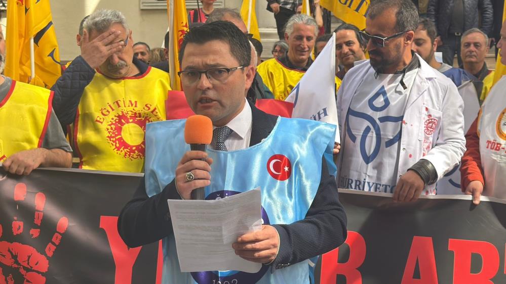 Öğretmenlerden “şiddet” tepkisi: “Ekranda şiddet içeren diziler durdurulmalı” Edremit’te 6 eğitim sendikasının ortak açıklamasında, televizyon dizilerindeki şiddet içeriklerinin