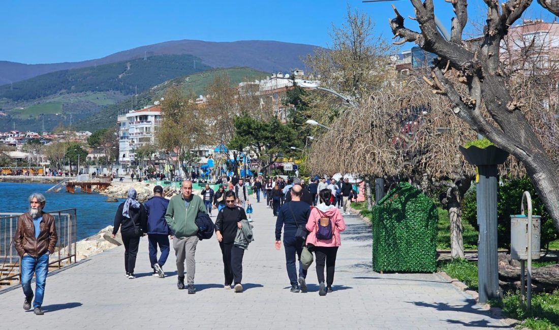 Erdek’te vatandaşlar sahillere akın etti Hava sıcaklıklarının 18 dereceye yükseldiği Erdek’te, güneşli havayı fırsat bilen