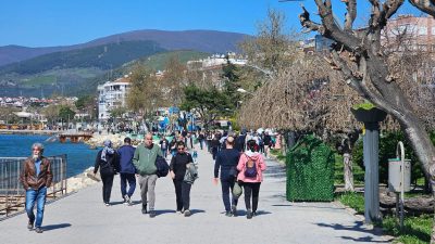 Hava sıcaklıklarının 18 dereceye yükseldiği Erdek’te, güneşli havayı fırsat bilen