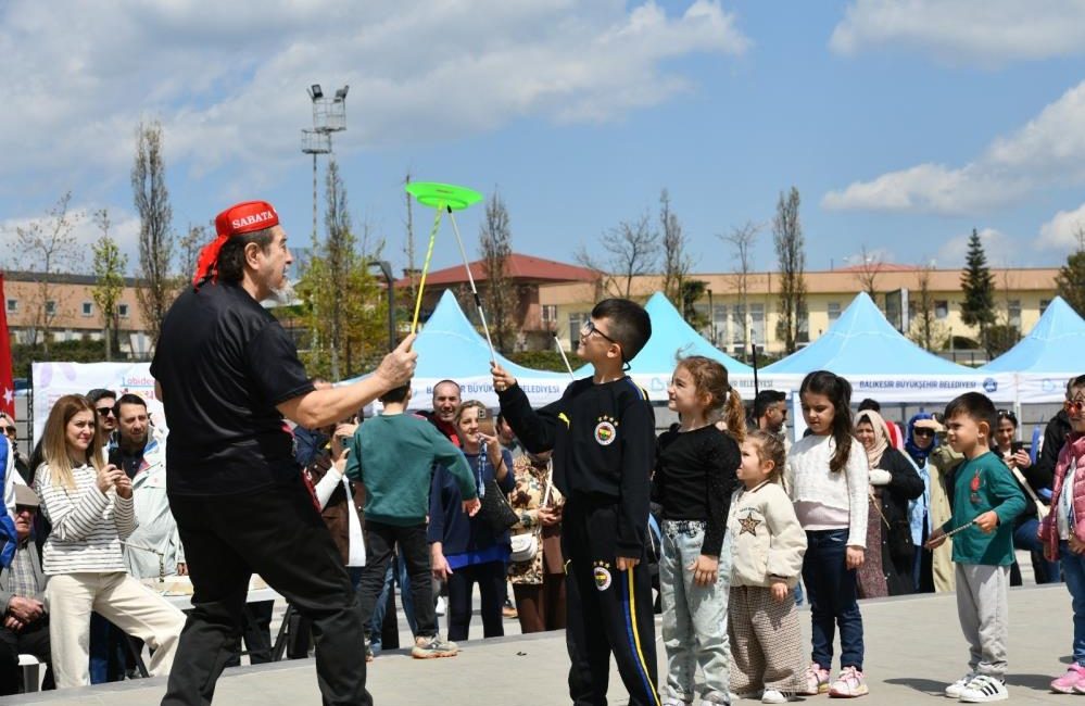 Balıkesir’de adımlar otizm farkındalığı için atıldı Balıkesir Büyükşehir Belediyesi’nin ev sahipliğinde kamu kurumları ve sivil toplum