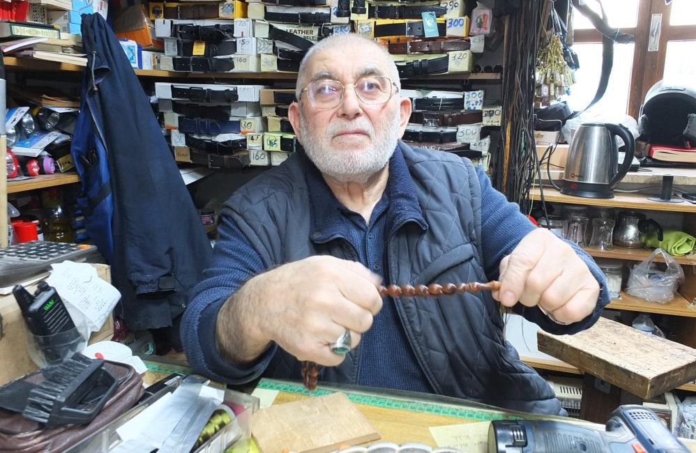 Balıkesir’de 71 yaşındaki Cevat Dede tespih dizerek para kazanıyor Burhaniye’de, 71 yaşındaki Cevat Büke tespih dizerek para kazanıyor. Yüzlerce