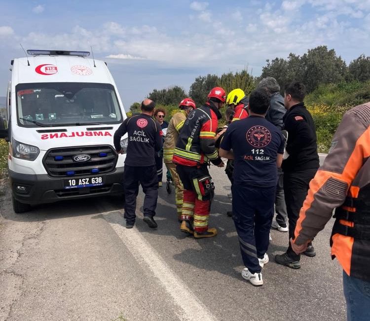 Direksiyon hakimiyetini kaybeden araç yoldan çıktı: 3 yaralı Erdek-Bandırma karayolu Tatlısu mevkiinde meydana gelen tek taraflı trafik kazasında
