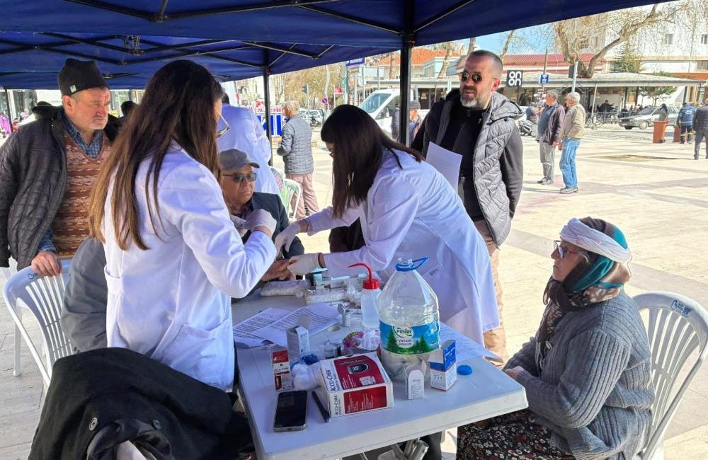 Deprem sonrası doktorlardan Sındırgı’ya özel ilgi Balıkesir Üniversitesi Tıp Fakültesi öğrencileri ve “Genç Yeryüzü Doktorları” topluluğu,