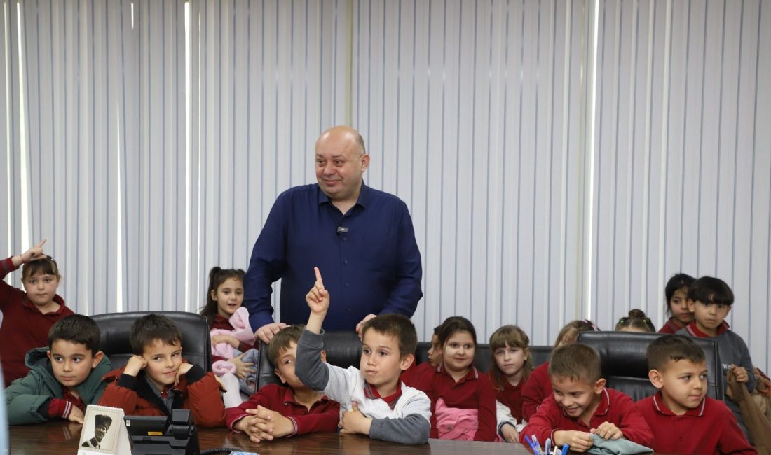 Hasanbey İlkokulu öğrencileri, Gönen Belediyesi’ni ziyaret ederek yerel yönetimler hakkında