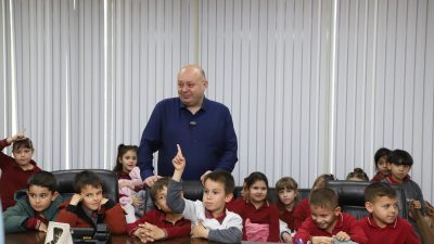 Hasanbey İlkokulu öğrencileri, Gönen Belediyesi’ni ziyaret ederek yerel yönetimler hakkında