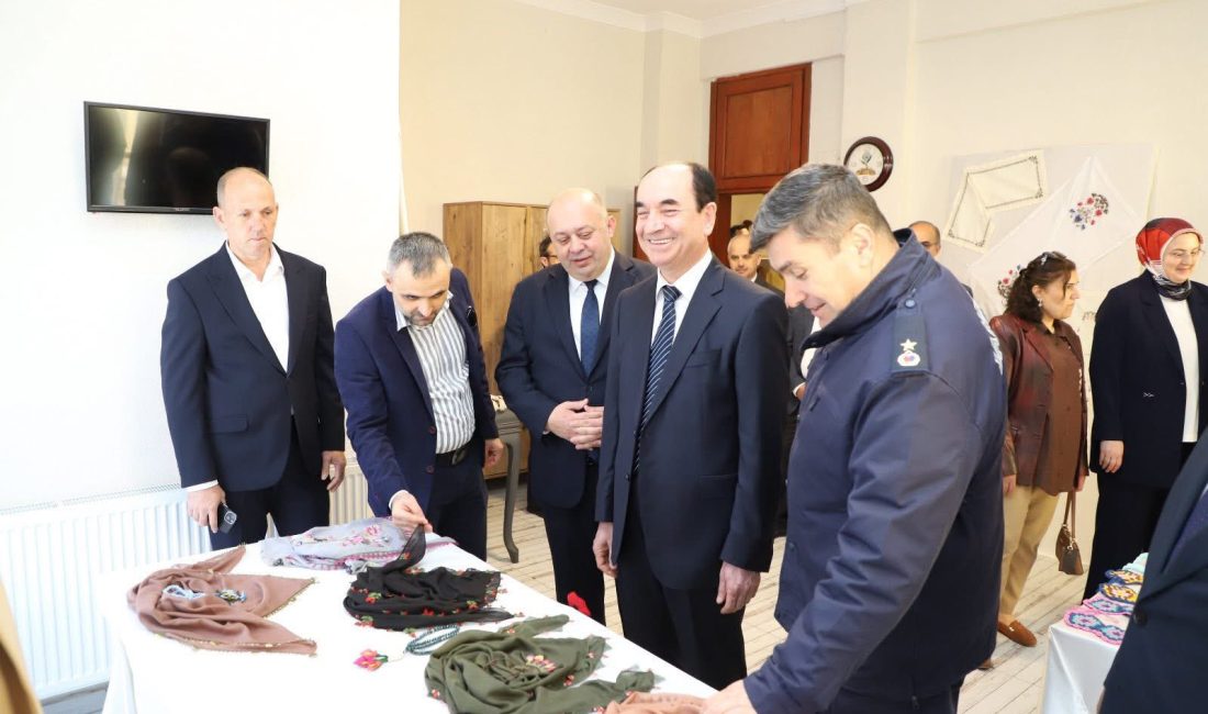 Gönen’de el emeği ürünler sergilendi Gönen Kaymakamlığı SODAM El Sanatları Sergisi, protokol ve vatandaşların katılımıyla