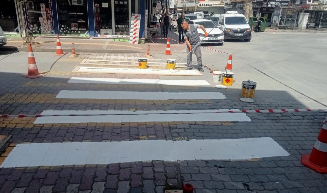 Gönen’de trafik güvenliği için yaya geçitleri yenileniyor Gönen Belediyesi, ilçe genelinde yürüttüğü çalışmalarla yaya ve sürücü güvenliğini