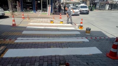 Gönen Belediyesi, ilçe genelinde yürüttüğü çalışmalarla yaya ve sürücü güvenliğini